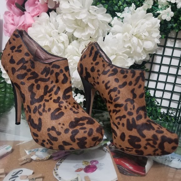 Vince Camuto Jerrell Leopard Print Ankle Boots - Picture 3 of 4
